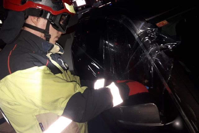 Bomberos de Cartagena rescatan a un bebé encerrado dentro de un coche en el aparcamiento de La Lonja