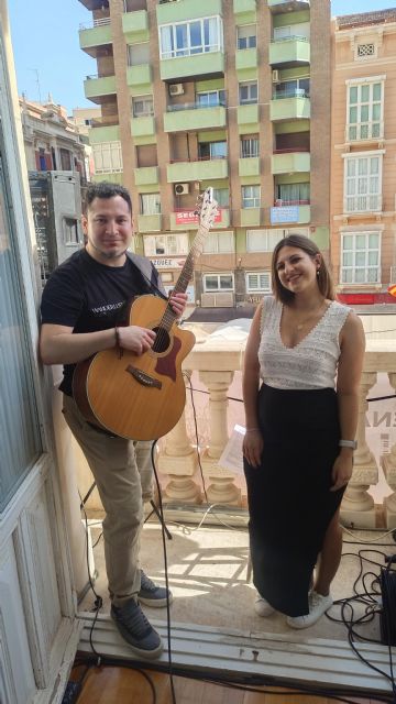 Cientos de personas miran hacia los balcones y llenan el centro de Cartagena para respaldar el talento local