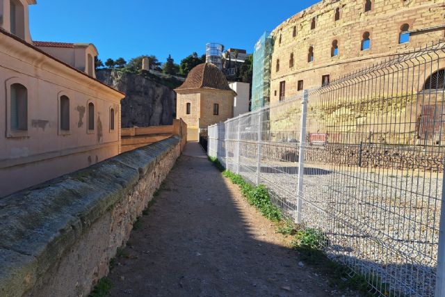 Cortado el paso peatonal anexo al Anfiteatro Romano por el inicio de las obras de restauración