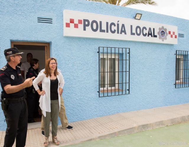 La oficina de atención al ciudadano de la polícia local en la azohía lleva cerrada todo el verano