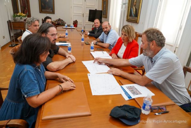 El Ayuntamiento se reúne con vecinos y comerciantes de la calle San Fernando para explicar el proyecto de la remodelación de la calle