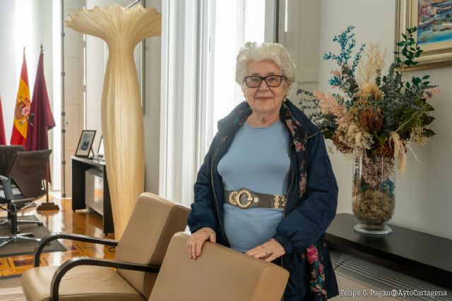 María Teresa Cervantes celebra su cumpleaños, presentando en Cartagena su último libro de poemas