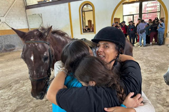 Más 150 personas con discapacidad participan en un taller de equinoterapia en Cuesta Blanca