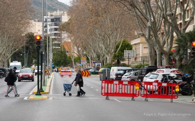 El tráfico sigue cortado en el Paseo Alfonso XIII a la altura del colegio de Carmelitas por la rotura de una tubería