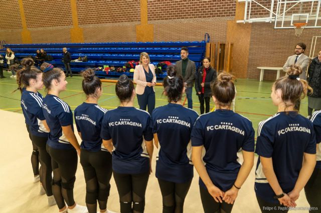 La alcaldesa hace entrega de la bandera de Cartagena a las gimnastas que participan en la Copa de España de Gimnasia Estética de grupo