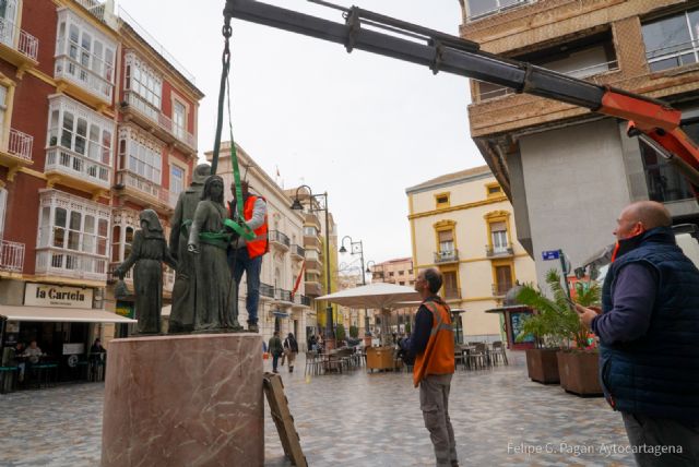 El Ayuntamiento de Cartagena retira un pequeño nazareno del monumento al Procesionista para repararlo antes del Miércoles de Ceniza