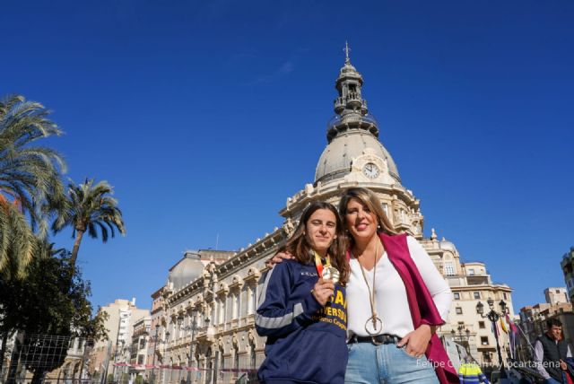 La alcaldesa ha recibido a la atleta Eva Ibarra, oro y récord regional en los 60 metros lisos del Nacional sub-20