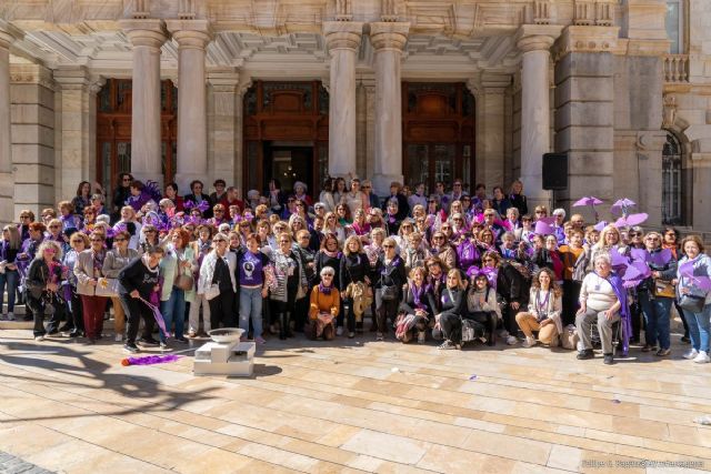 Las mujeres de Cartagena sacan sus alas para conmemorar el 8 de Marzo