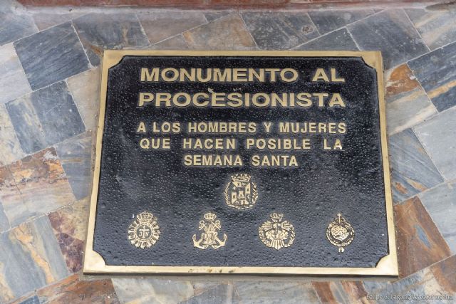 El Ayuntamiento repone la placa del monumento al Procesionista