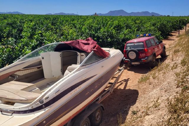 La Policía Local de Cartagena recupera un barco robado en Cabo de Palos oculto en un campo de limoneros