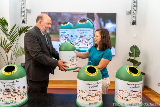 Ecovidrio premia al instituto Carthago Spartaria con un miniglú para el reciclaje de vidrio