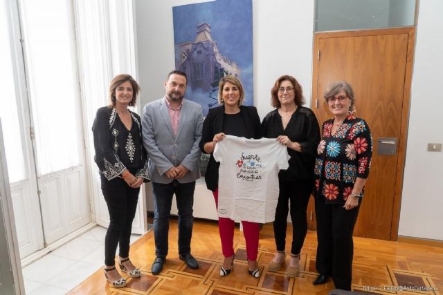 El Ayuntamiento se une a la campaña de camisetas solidarias de APANDA bajo el lema ´La Vida es Cool´