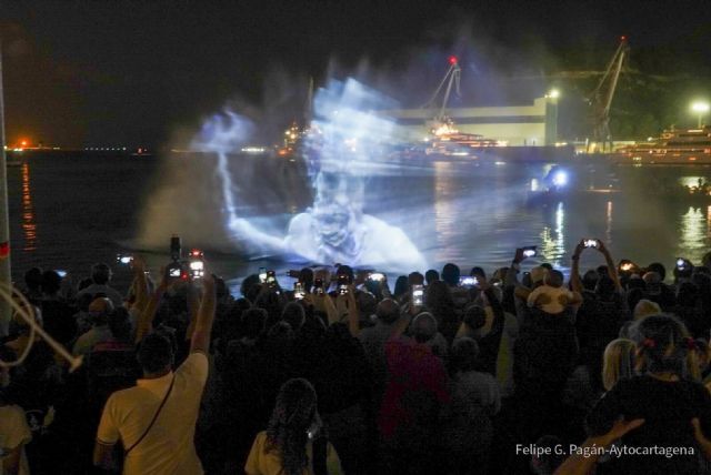 Expectación y asombro por el espectáculo de luz, agua y sonido en el Puerto de Cartagena