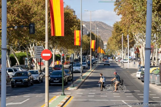 El Ayuntamiento reparte mil banderas de España este miércoles en la plaza Juan XXIII de Cartagena