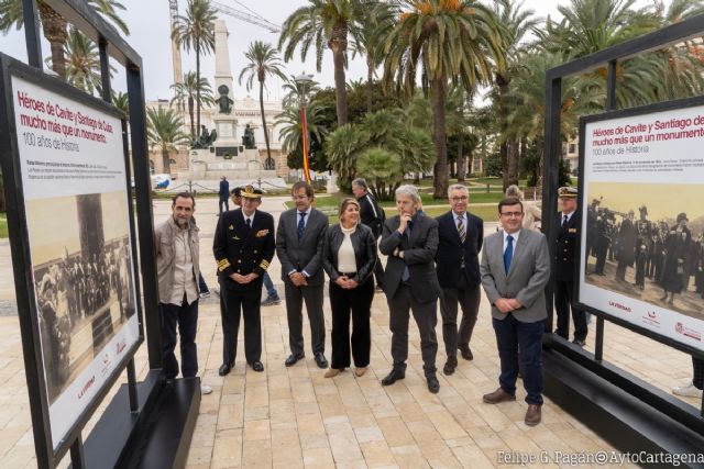 Una exposición fotográfica al aire libre muestra la evolución de Cartagena y el monumento a los Héroes de Cavite y Santiago de Cuba