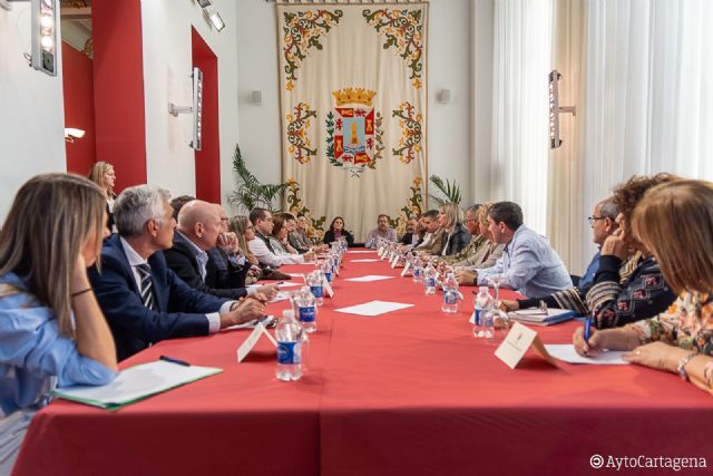 La alcaldesa trasladará al Ministerio las dudas que genera a los vecinos la instalación del campamento para migrantes y su oposición al CETI