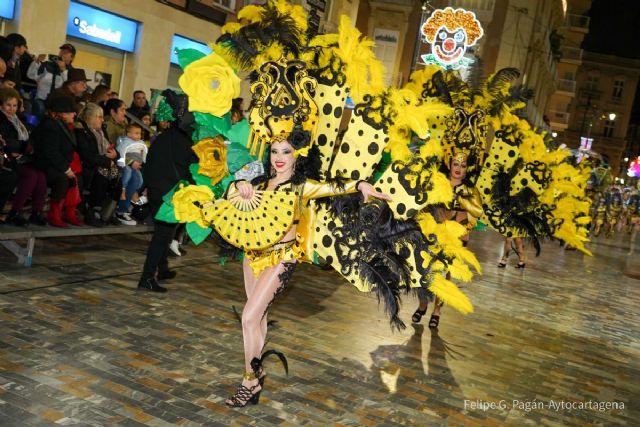 El gran pasacalles del Carnaval llenará Cartagena de color este sábado