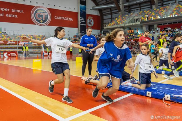 Más de 500 escolares juegan al atletismo en el Palacio de Deportes de Cartagena