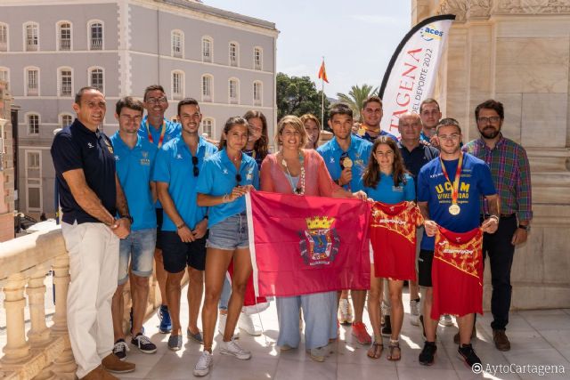 La alcaldesa recibe a los recientes medallistas del Club de Atletismo UCAM Cartagena