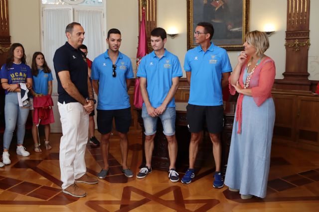 Noelia Arroyo con los medallistas del UCAM Atletismo Cartagena