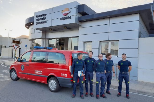 Bomberos de Cartagena realizan un curso especializado sobre extinción de incendios en plantas industriales