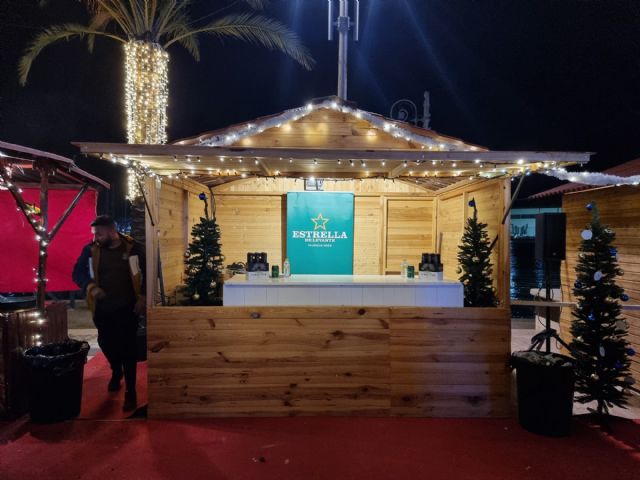 Estrella de Levante vende su Cerveza de Navidad en el Mercadillo del Puerto de Cartagena a beneficio del Asilo de las Hermanitas