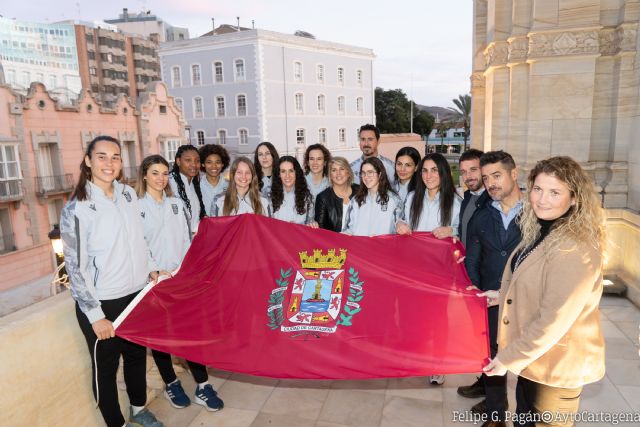 La alcaldesa recibe a las jugadoras del Algar Surmenor antes de la Copa Princesa