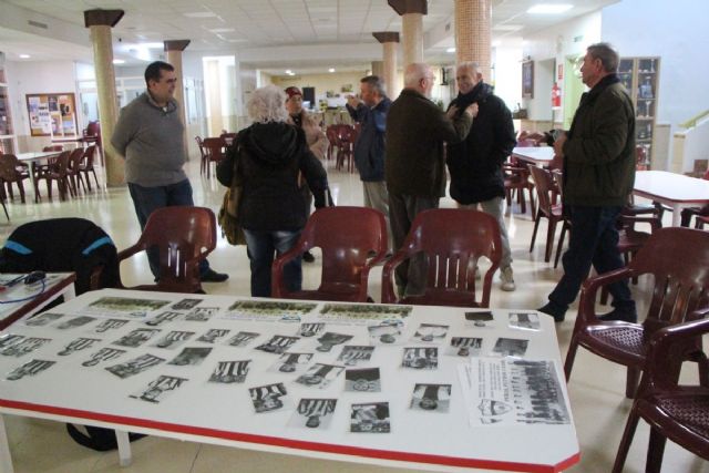 La Asociación de Veteranos del F.C.Cartagena visita los centros de mayores de Urbanización Mediterráneo y Barrio Peral