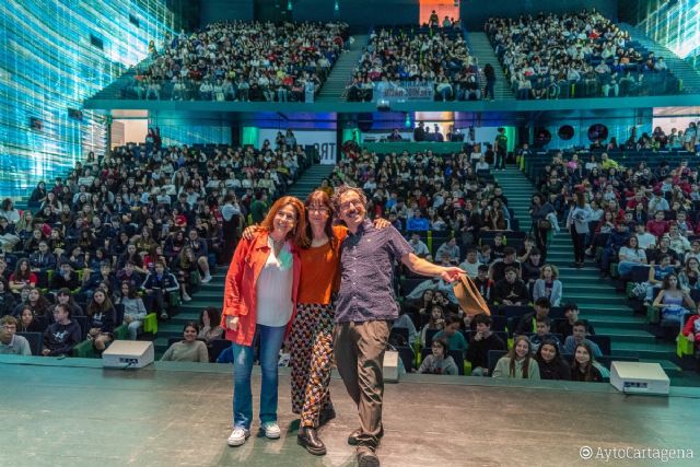 Los finalistas de los Premios Hache aluzinan con el entusiasmo lector de los adolescentes de Cartagena