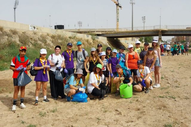 Doscientas personas participan en una recogida de basura en la Rambla de Benipila