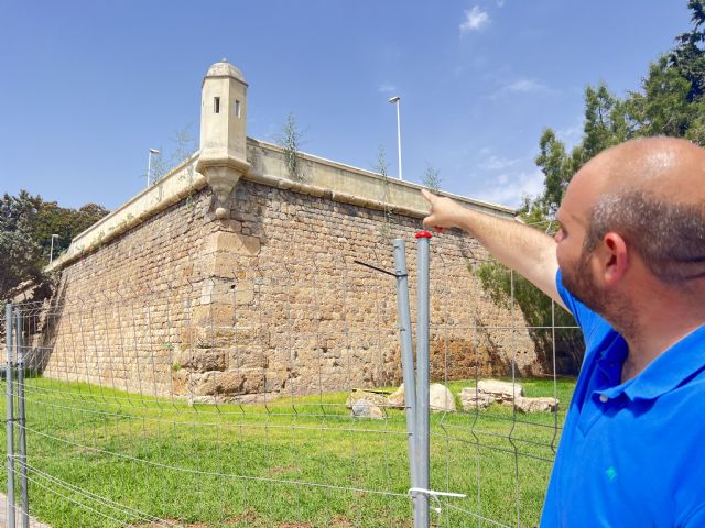 Manuel Torres: 'Es inaceptable la situación de abandono del entorno de la Muralla del Mar'