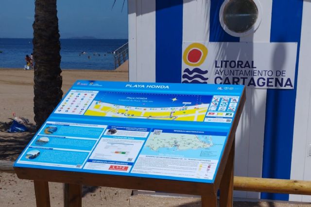 El Ayuntamiento renueva los paneles informativos de ocho playas del municipio cumpliendo con la normativa de accesibilidad