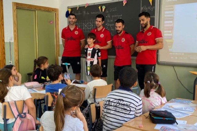 Alumnos del CEIP Antonio Ulloa reciben al Jimbee Cartagena en una jornada acercamiento del fútbol sala