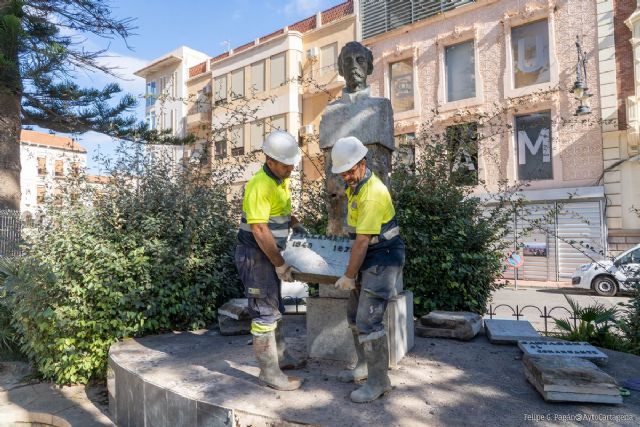 Desmontado el busto de Villamartín en la plaza de la Merced para su restauración