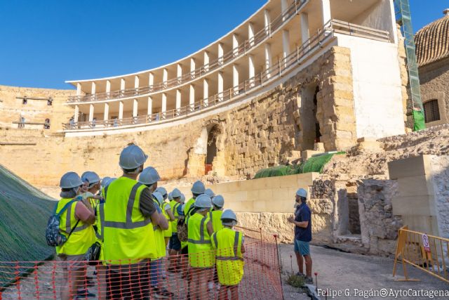 Más de mil personas visitan el Anfiteatro Romano de Cartagena