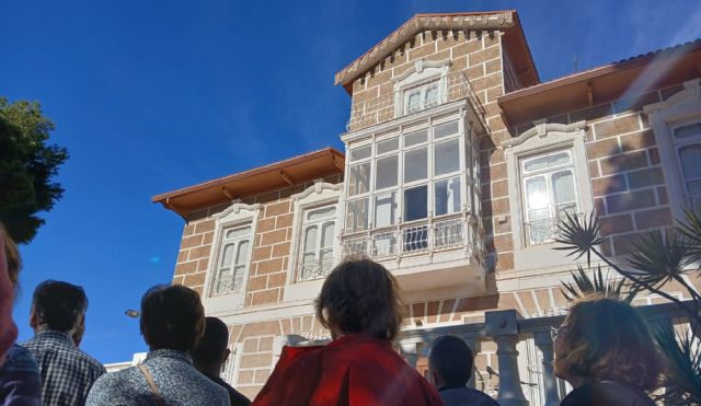 Medio centenar de personas participan en una ruta por las villasmodernistas del Campo de Cartagena