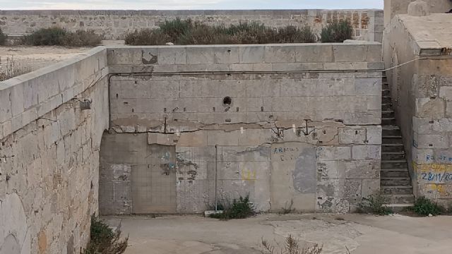 El mal estado del castillo de San Julián suscita las críticas de MC Cartagena, que alerta de un nuevo riesgo para la estabilidad del monumento