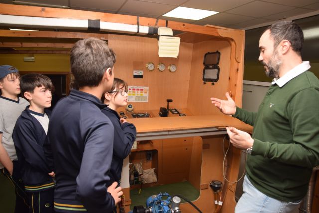 Alumnos de Primaria de Alcoy participan en los talleres de la UPCT con nociones sobre la construcción de un submarino