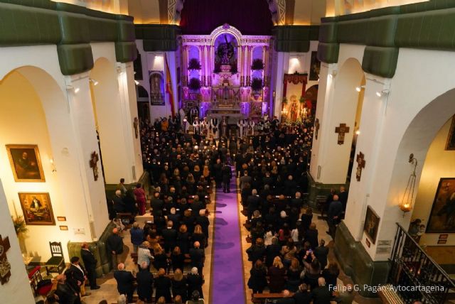 Los Marrajos culminan sus actos litúrgicos con el canto del salmo Miserere al Jesús Nazareno