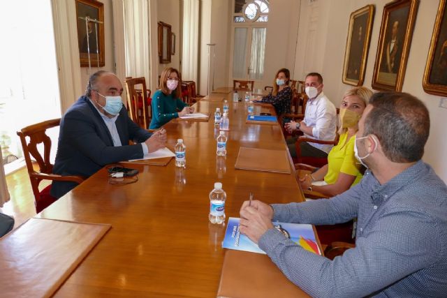 La alcaldesa pide que se mejoren las condiciones de Policía Nacional e inmigrantes con un nuevo dispositivo