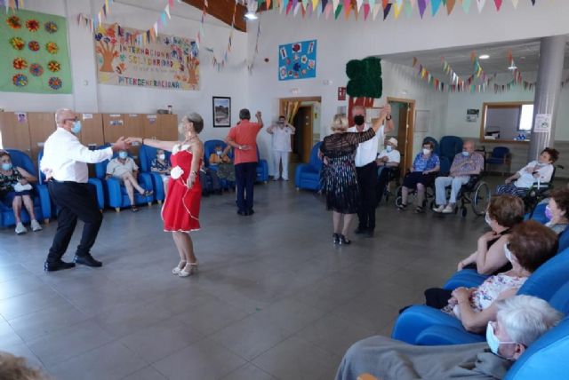 El centro de Estancias Diurnas de Los Dolores clausura sus actividades de verano con una exhibición de baile