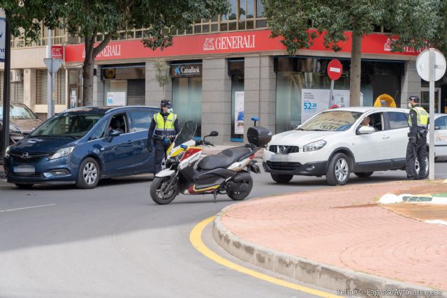 La Policía Local de Cartagena participa en una campaña de tráfico para controlar las distracciones al volante