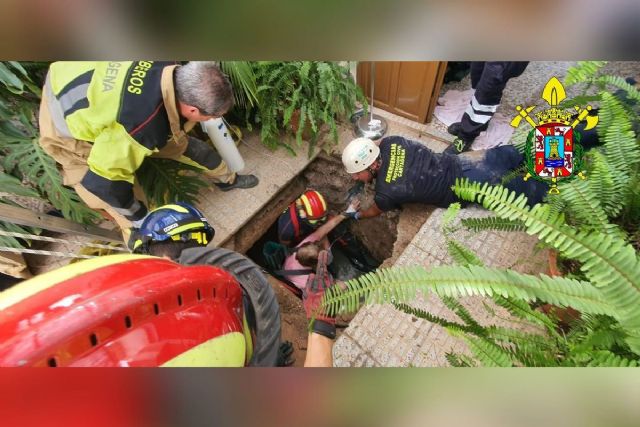 Bomberos de Cartagena rescatan a una mujer en Cuesta Blanca de una fosa séptica