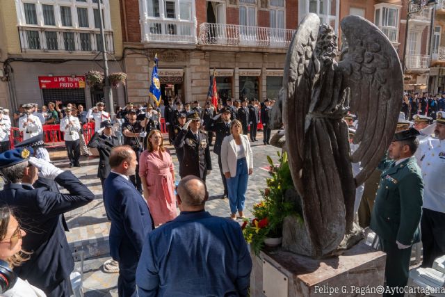 Cartagena conmemora el patrón de la Policía Nacional reconociendo la labor del Ayuntamiento en la atención a migrantes