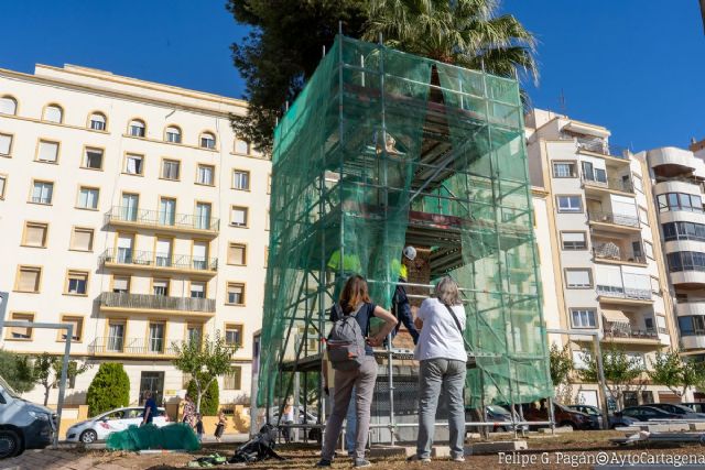 Comienzan los trabajos de limpieza y consolidación de la estatua de Cristóbal Colón en la Muralla del Mar