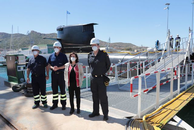 La ministra de Defensa visita el nuevo submarino S-81 ´Isaac Peral´ tras su puesta a flote