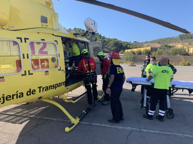 Bomberos rescatan y evacúan por aire a un senderista herido en el Puntal del Moco