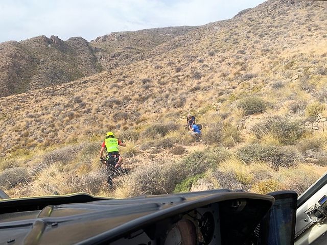 Servicios de emergencia rescatan por aire y trasladan a centro sanitario a un senderista que se había indispuesto y no podía seguir ruta, en Cabo Tiñoso