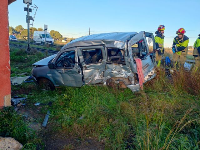 La conductora de un turismo ha resultado herida al colisionar con el tren, en Alumbres