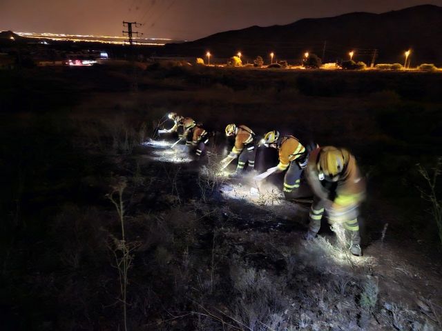 Extinguido el incendio forestal declarado la pasada noche entre El Beal y LLano de Beal, Cartagena